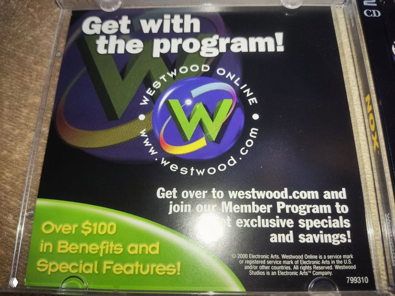 Вкладыш из комплектного издания Nox: реклама Westwood Online с логотипом и призывом присоединиться к программе, снимок вкладыша на фоне коробки.