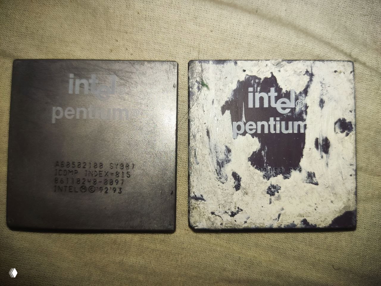 Два корпуса Intel Pentium 90‑х, снятые сверху: справа видны следы толстого слоя термопасты КПТ‑8 на крышке, слева относительно чистая поверхность.
