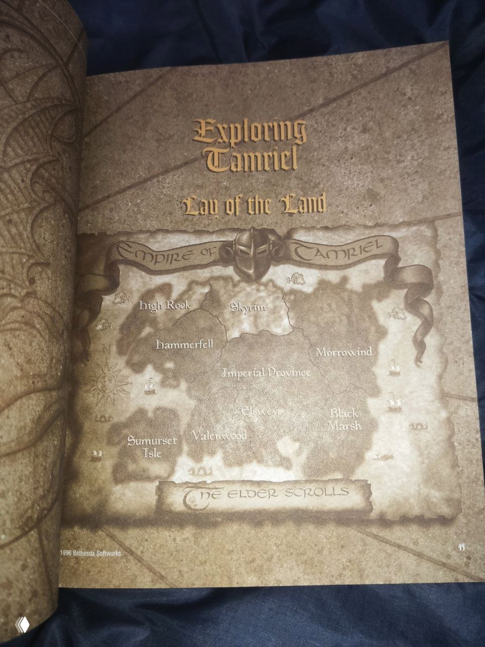 Карта мира с подписью Summerset Isle как Sumurset: стилизованная картографическая иллюстрация в коричневой гамме, подписанные провинции Тамриэля.