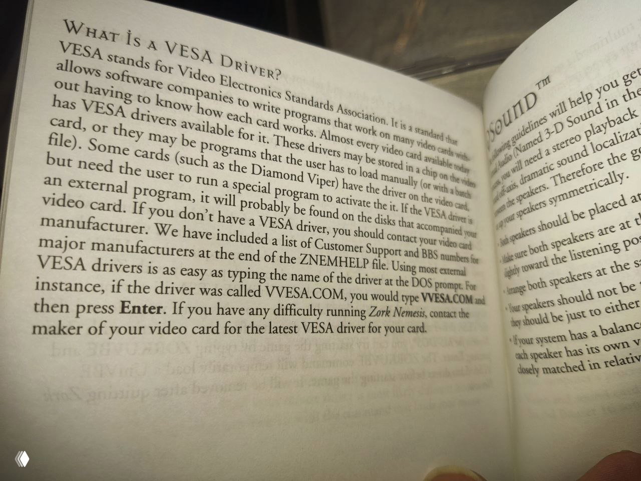 Страница мануала с объяснением VESA: текст о стандарте Video Electronics Standards Association, советы по драйверам и совместимости видеокарт.