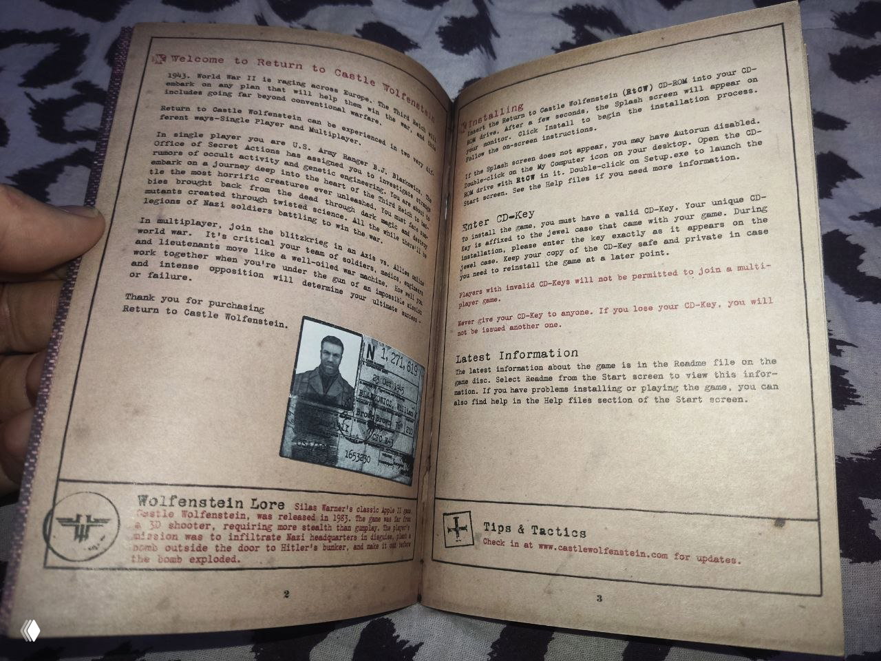 Внутренние развороты руководства с текстом, разделами 'Wolfenstein Lore' и подсказками по установке, типографика и графика соответствуют игровому стилю