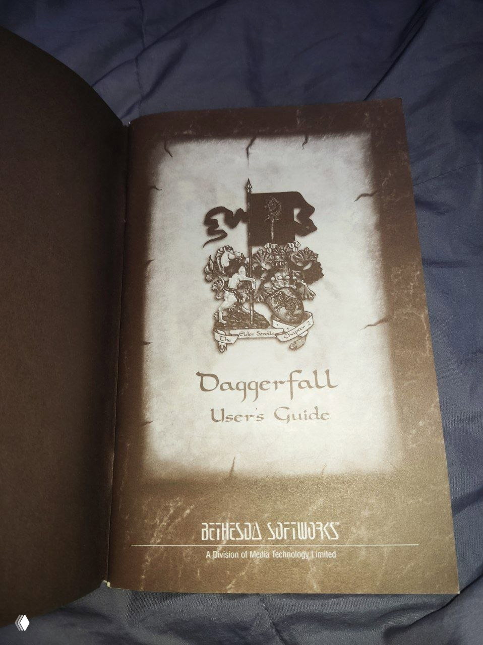 Обложка большого и стильного User's Guide Daggerfall в зелёных тонах с изображением кинжала — богатое оформление печатного руководства.