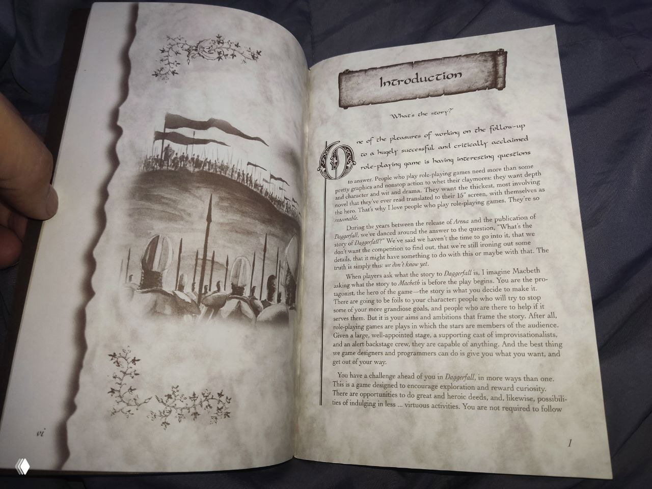 Разворот User's Guide Daggerfall: титульная страница раздела и иллюстрации, вступительный текст и художественное оформление страниц.