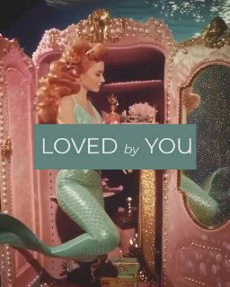 Иллюстрация русалки в винтажной комнате у зеркала, рядом виден логотип Loved by You — образ сказки и бренда.
