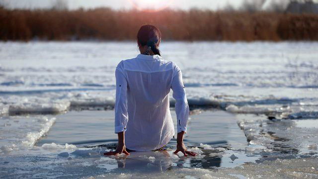 А полезно ли для кожи окунуться в прорубь?