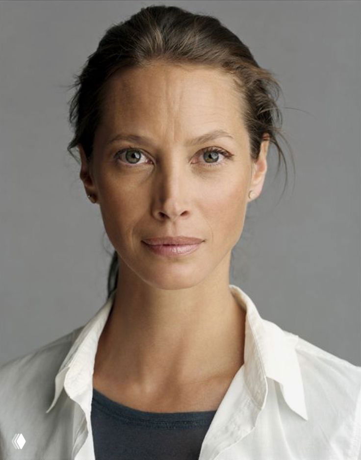 Крупный студийный портрет женщины с мягким освещением, нейтральный фон и выражение спокойного достоинства.