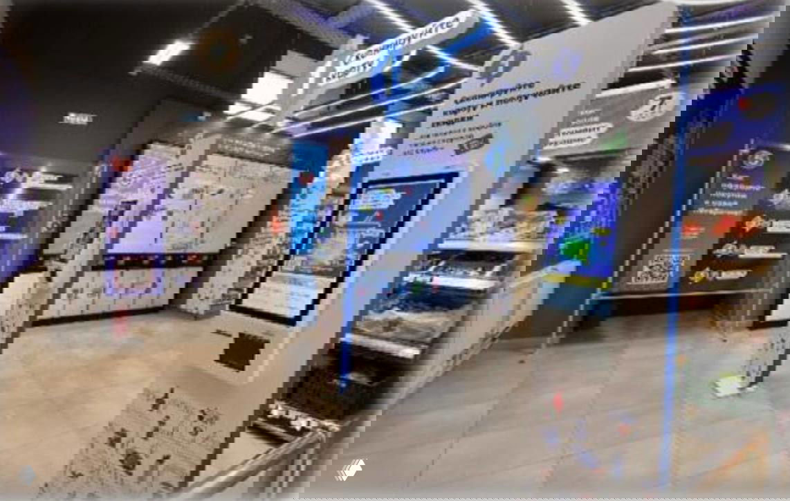 Зона с кассами самообслуживания и интерактивными экранами в магазине: терминалы, электронные витрины и навигация по ассортименту