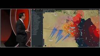 Кадр презентации Palantir: ведущий на фоне интерфейса Maven с картой целей, зонами ударов, линиями и аналитическими панелями на экране.