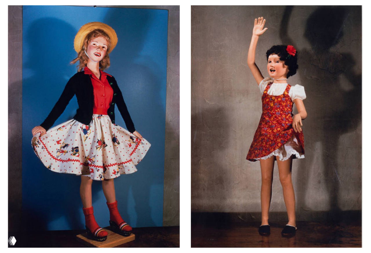 Две ростовые фотографии кукол в платьях и шляпах на подиуме — постановочные фигуры с детализированной одеждой и позами.