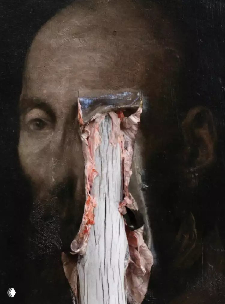 Крупный план фрагмента картины: частично соскабленная поверхность полотна и виднеющееся лицо в тёмных тонах, трактовка разрушения.