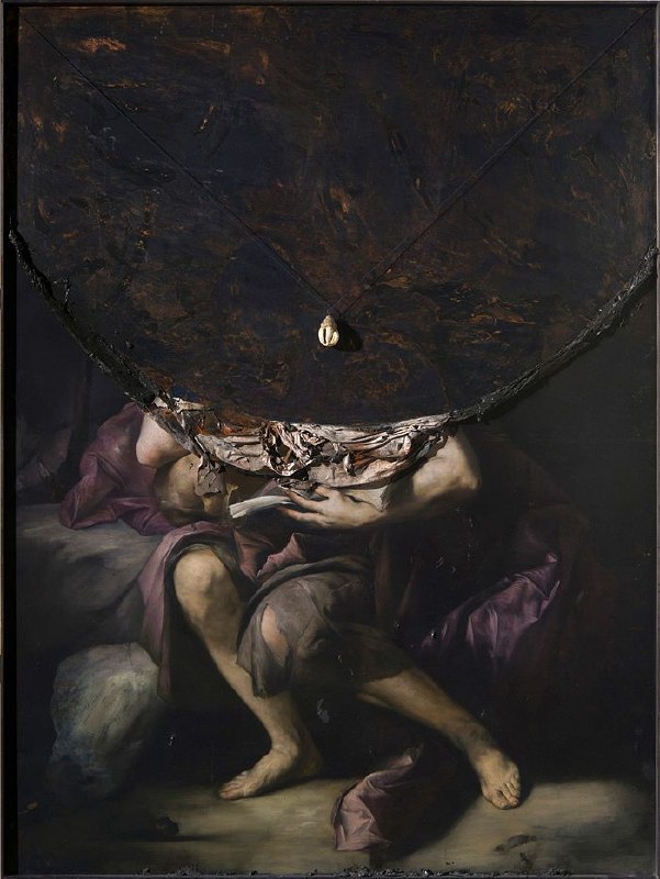 Вертикальное полотно с сильной смазкой лица и фактурой краски: тёмный фон, барочная драпировка и акцент на деформации образа.