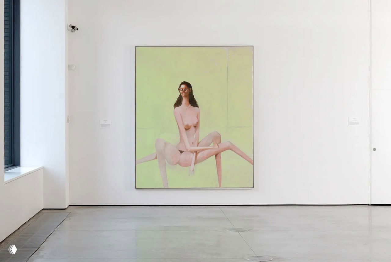 Картина в белой галерее: бледная фигура с удлинёнными конечностями и характерной для Кондо деформацией пропорций на пастельном фоне.