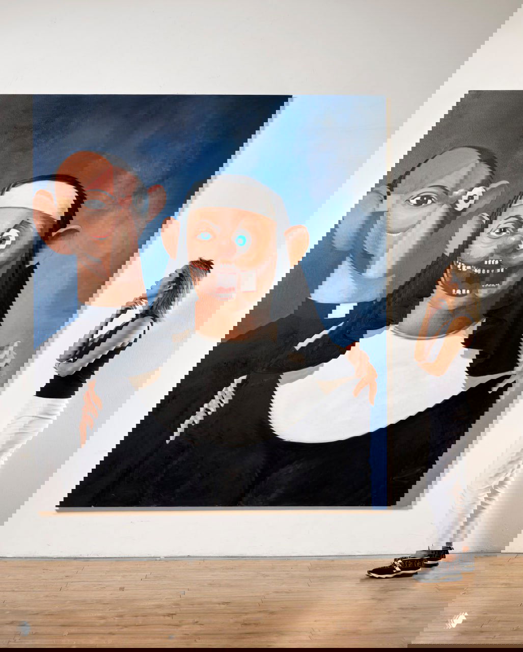 Посетительница галереи рассматривает крупное полотно Джорджа Кондо с двумя деформированными фигурами (монахиня и мужчина) на насыщенном синем фоне.