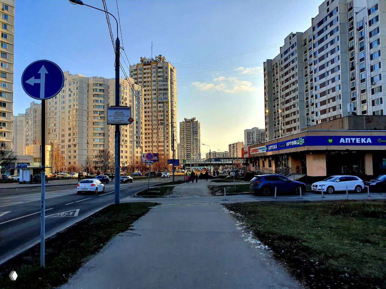 Типичный спальный район с панельными домами, магазинами и аптекой у дороги — городской пригородный пейзаж (примерно как Бутово).