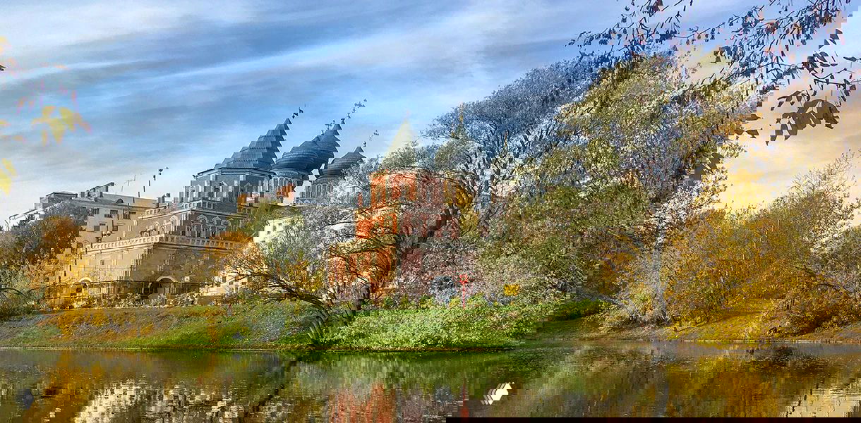 Пруд и старинная церковь в парковой зоне, золотая осень на берегу — пейзаж, напоминающий Измайлово и пригородные зелёные участки Москвы.