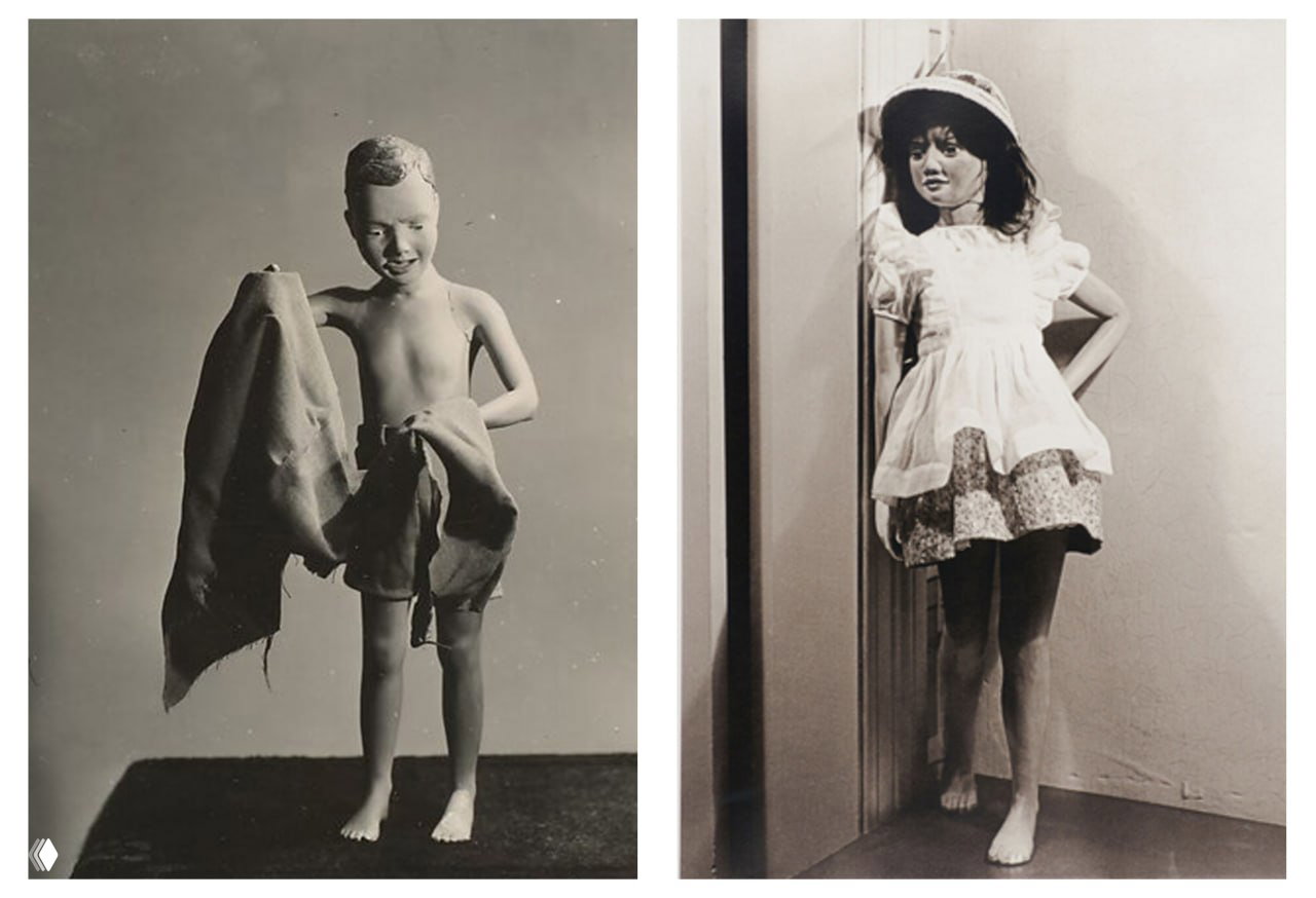 Чёрно‑белые кадры: слева мальчик‑кукла держит ткань, справа девочка у стены в платье — простые, но выразительные образы.