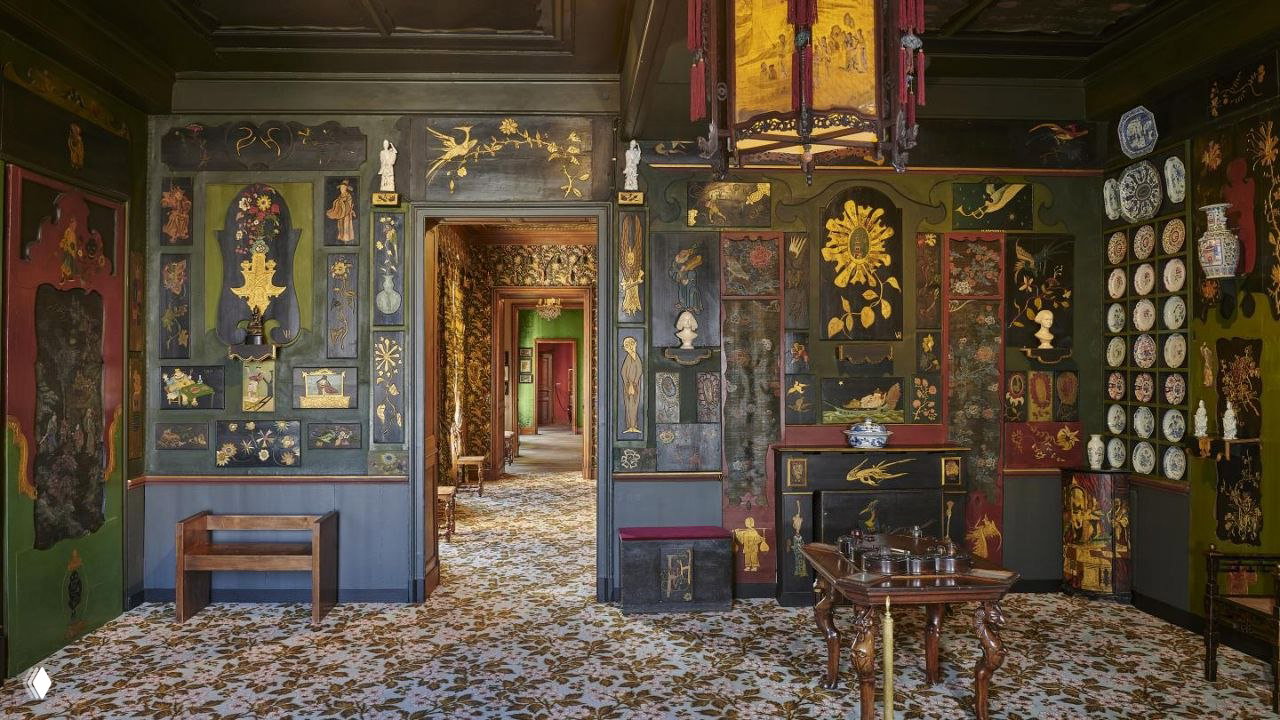 Интерьер дома Виктора Гюго: кабинет с тёмно‑зелёными панелями, множеством декоративных тарелок и золочёными деталями в стиле шинуазри, музейный зал.