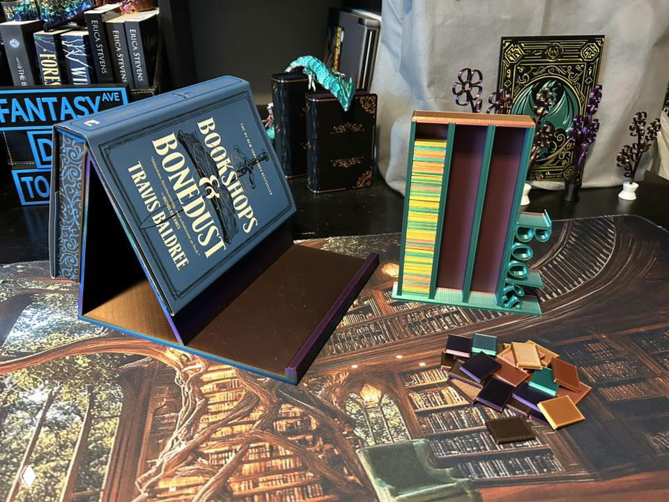 Фотография настольного макета и миниатюрных книжных блоков — дизайнерские 3D-буктрекеры и стенды для визуального учёта прочитанного.