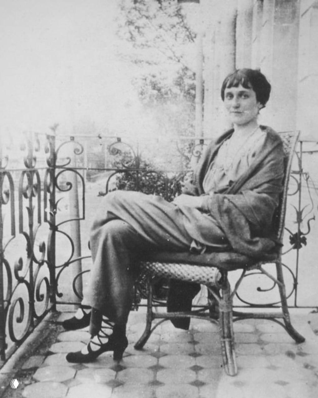 Черно‑белый крупный план портрета поэтессы: прямые чёлка и задумчивый взгляд, интенсивный художественный портрет начала XX века.