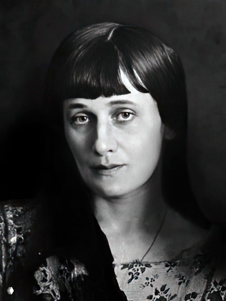 Черно‑белый студийный портрет поэтессы в анфас: глубокий взгляд, тонкая фактура лица и одежда тех лет — классический исторический портрет.