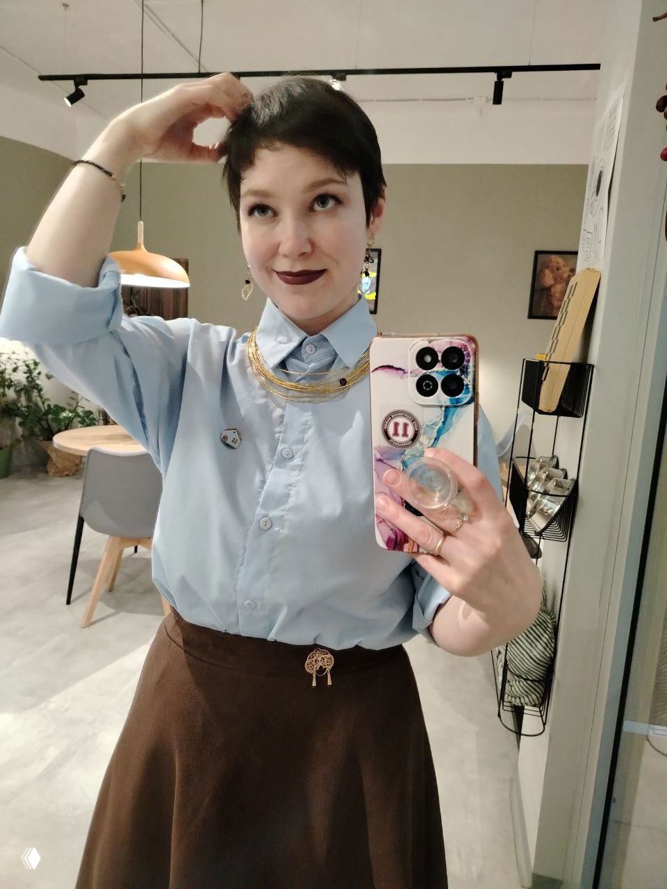 Броши, серьги и неожиданные луки