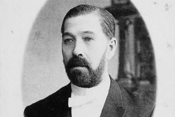 Чёрно-белый портрет Петра Арсеньевича Смирнова — деловой фас с усами и пиджаком на исторической фотографии XIX века.