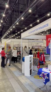 Стенд Асс. Текстильщиков на выставке «Индустрия моды» в Экспофорум: Фабрика Вязофф с образцами вязаных изделий.