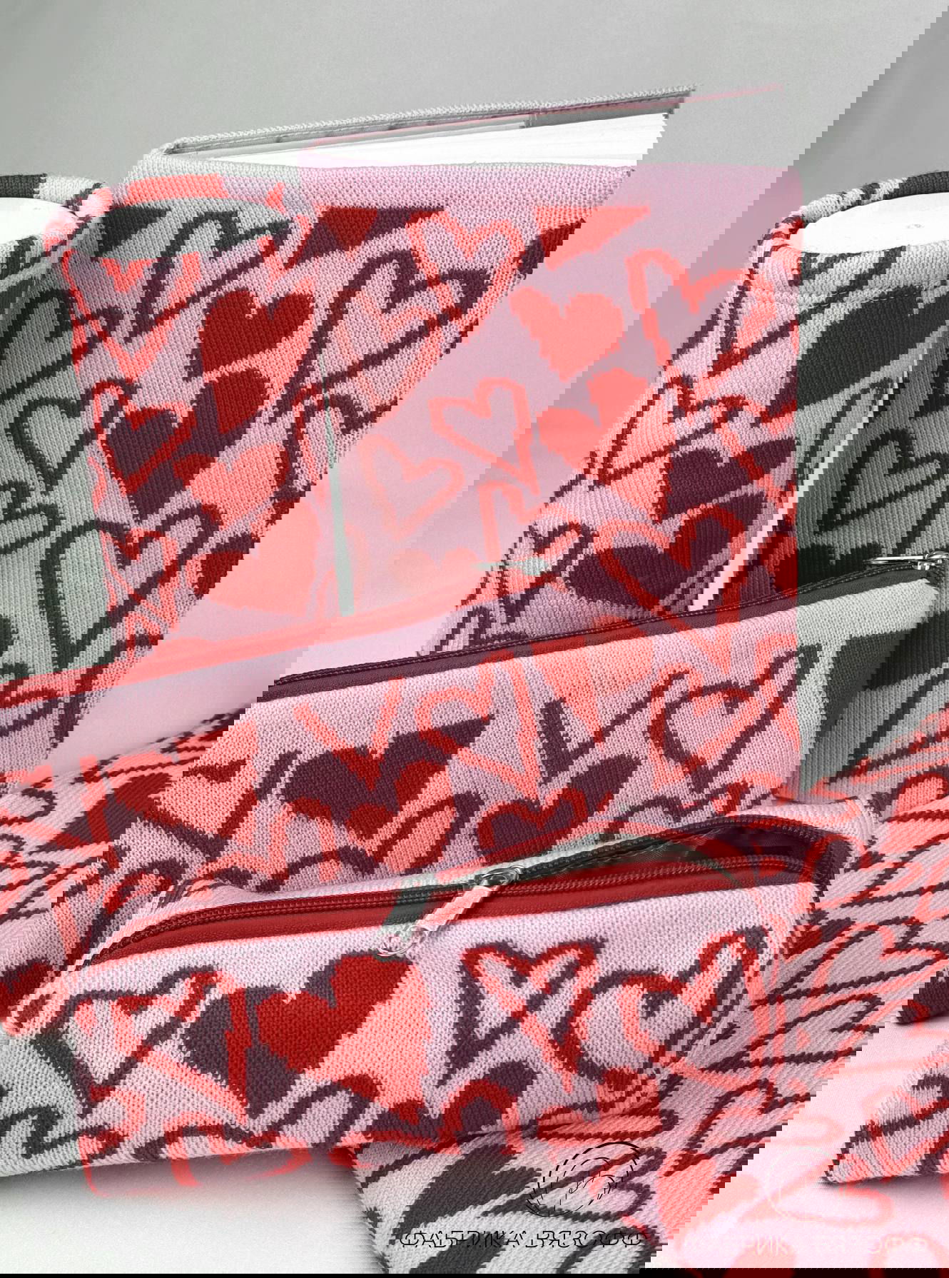 Обложка на ежедневник и цилиндрический чехол, покрытые вязаным полотном с рисунком сердечки, показаны детали швов и рисунка узора.