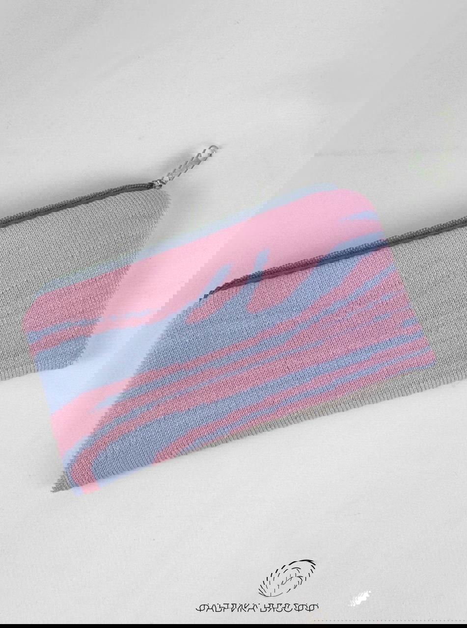 Вязаный пенал в пастельных оттенках «Мамина косынка» и «Тёплая зима», лежащий под углом на светлой поверхности; вид сверху.