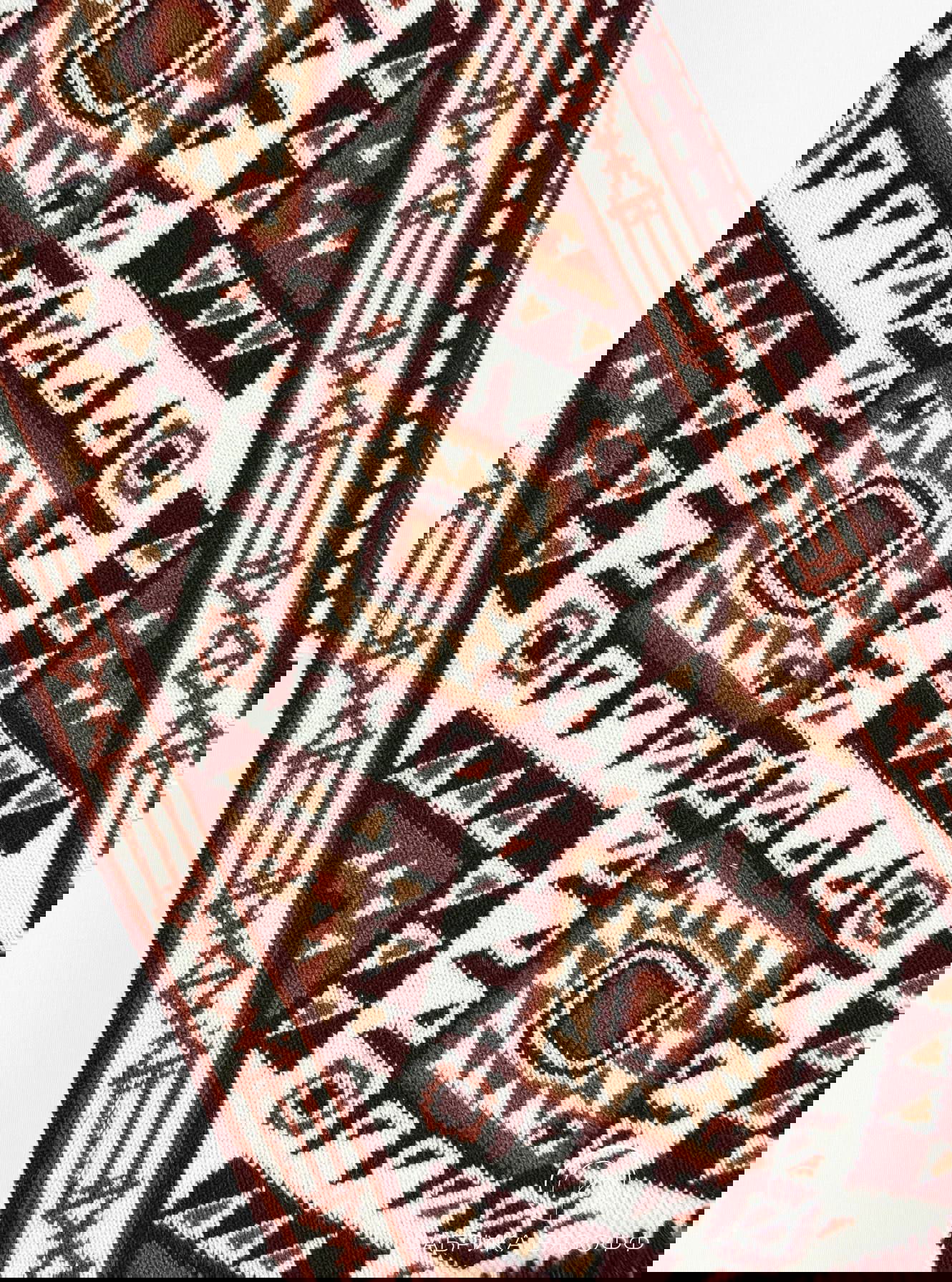 Ещё один крупный фрагмент орнамента: повторяющиеся декоративные элементы, сочетание белого и коричневых тонов, чёткая вязка полотна.