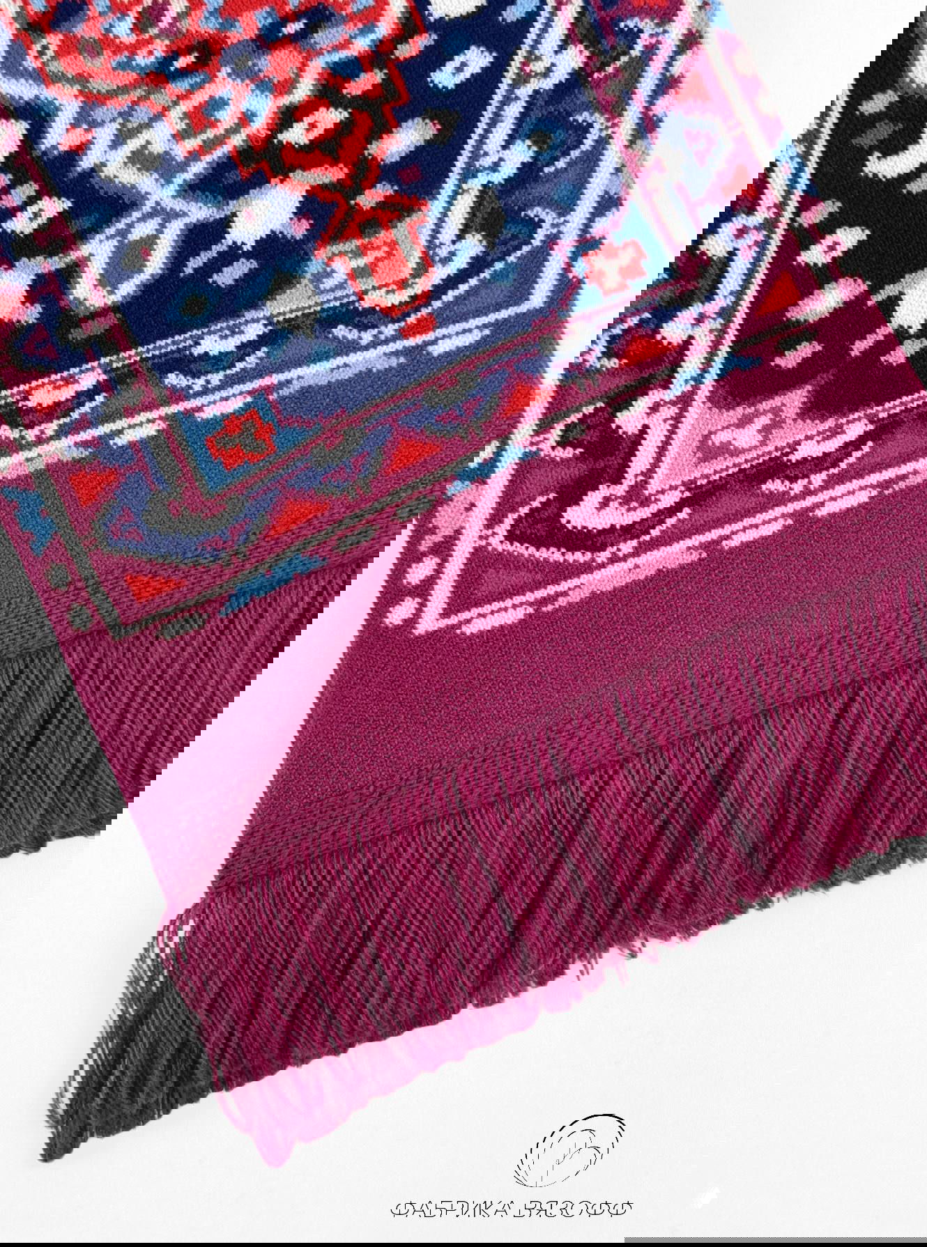 Крупный план нижней части шарфа с бахромой: насыщенный бордовый край, аккуратная отделка и видимая структура нитей на светлом фоне.