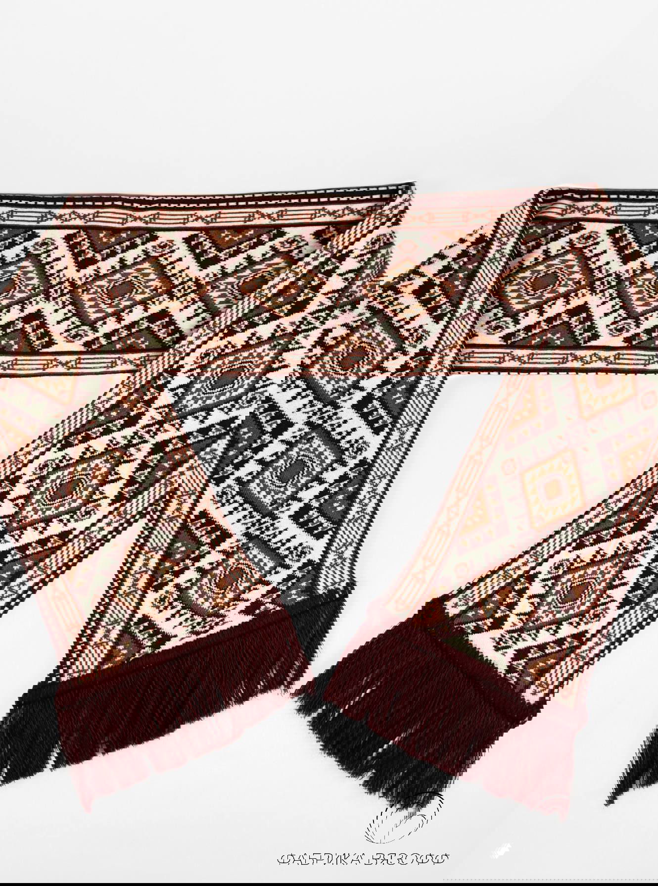 Разложенный шарф в виде буквы U: симметричный ковровый узор по всей длине, видны кромки, цветовые переходы и фирменный знак производителя внизу.