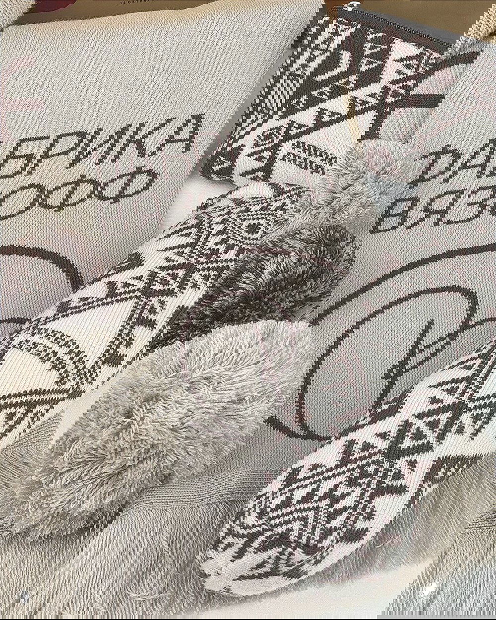 Общий план производственного цеха с несколькими кругловязальными станками, рулонами пряжи и рабочей обстановкой фабрики.