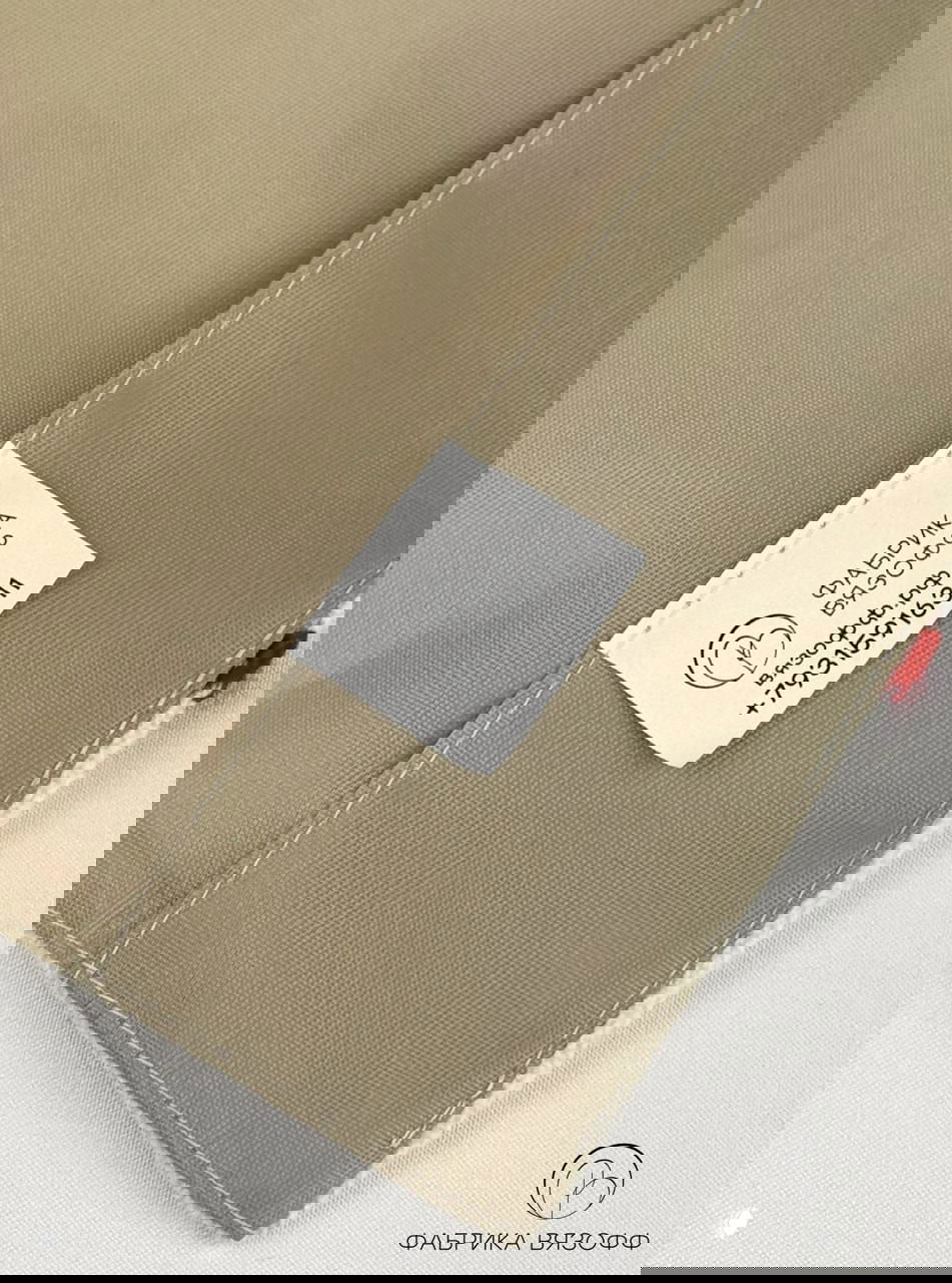 Бирка с логотипом и контактами Фабрика ВЯЗОФФ, вшитая в шов изделия; видны строчка, подкладка и структура ткани.