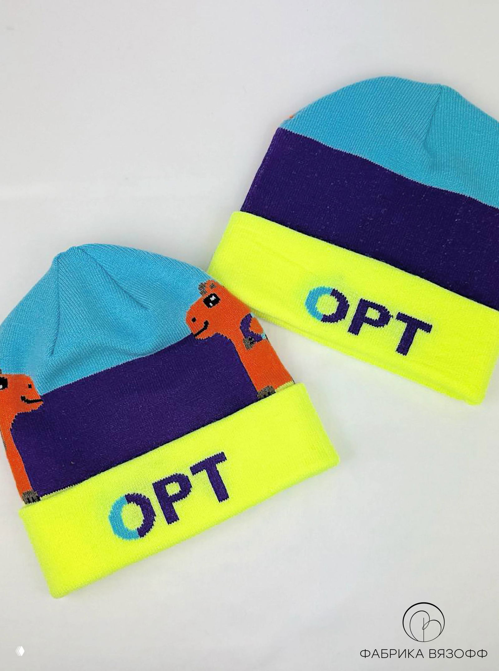 Две вязаные шапки рядом: неоново‑жёлтый отворот с логотипом OPT, фиолетовая центральная полоса и голубая верхняя часть, виден оранжевый элемент рисунка.