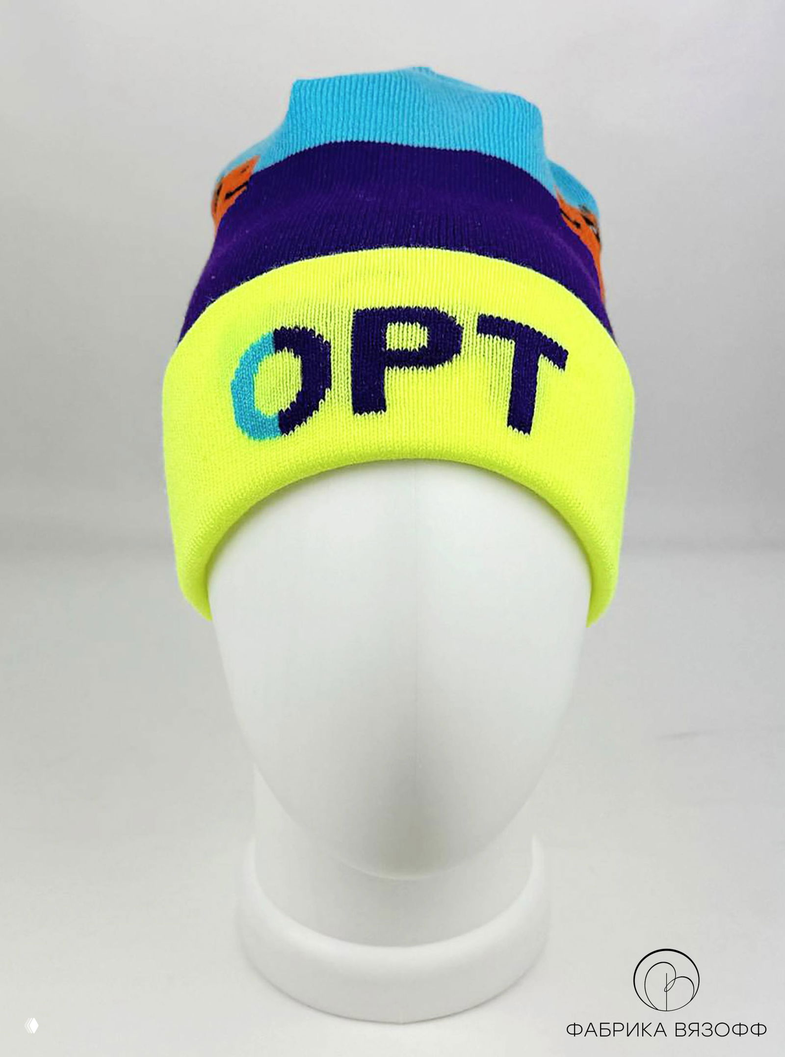 Вид спереди на шапку с крупным неоново‑жёлтым отворотом и буквами OPT, фиолетовой серединой и голубой макушкой, студийный нейтральный фон.