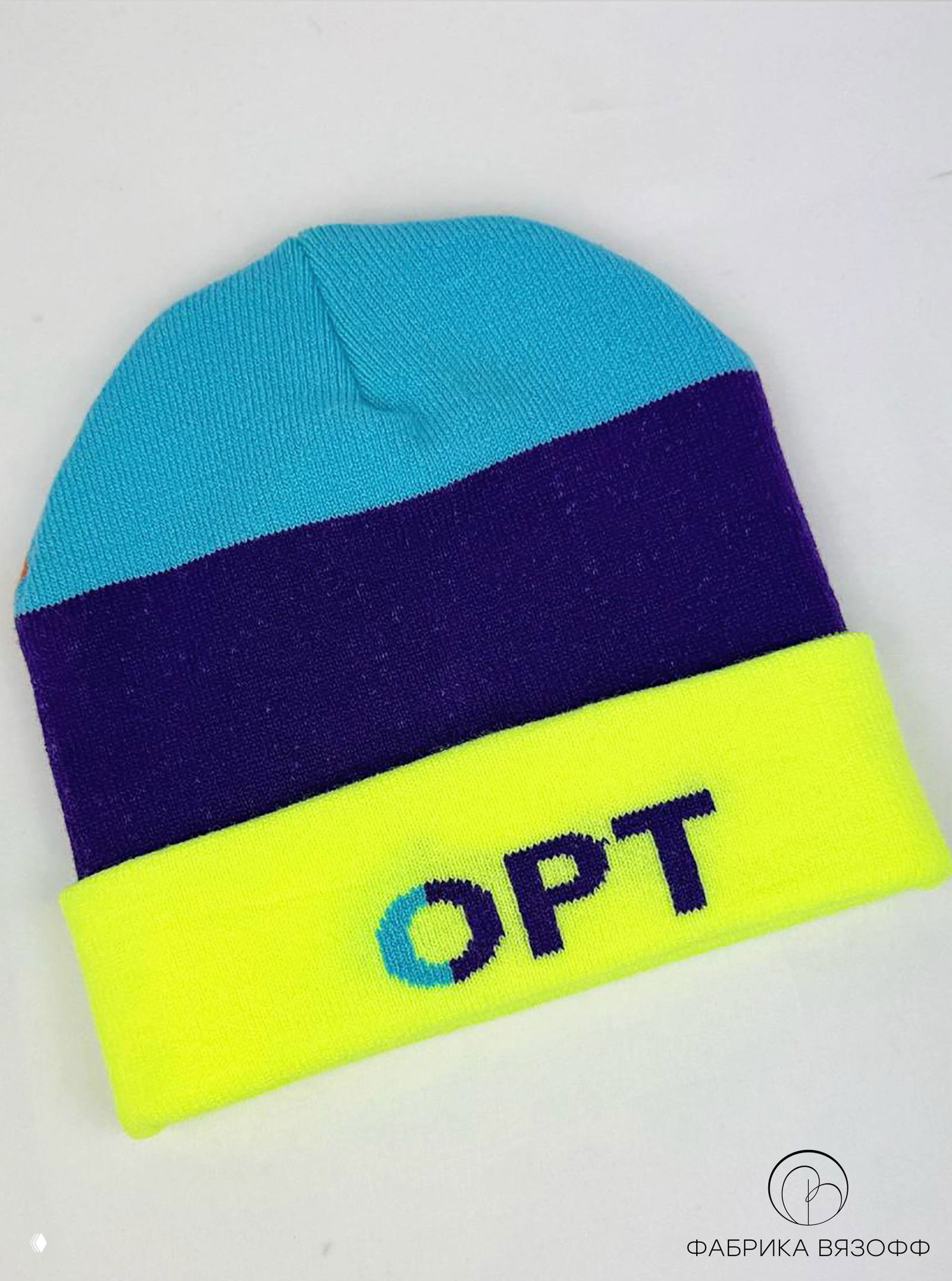Разложенная шапка плоско: видно сочетание голубой макушки, фиолетовой полосы и неонового отворота с логотипом OPT, студийная съёмка на белом фоне.