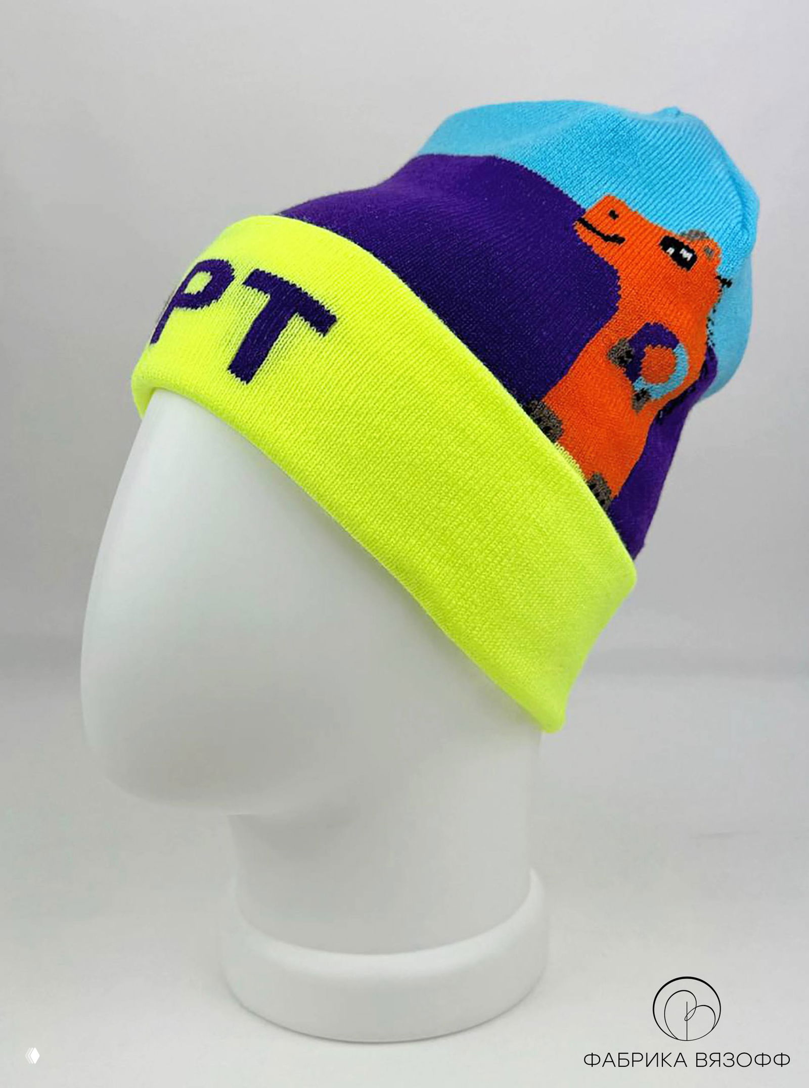 Наклонный ракурс шапки на манекене: оранжевый рисунок по бокам, фиолетовая полоса и неоново‑жёлтый отворот с буквой O из логотипа OPT.