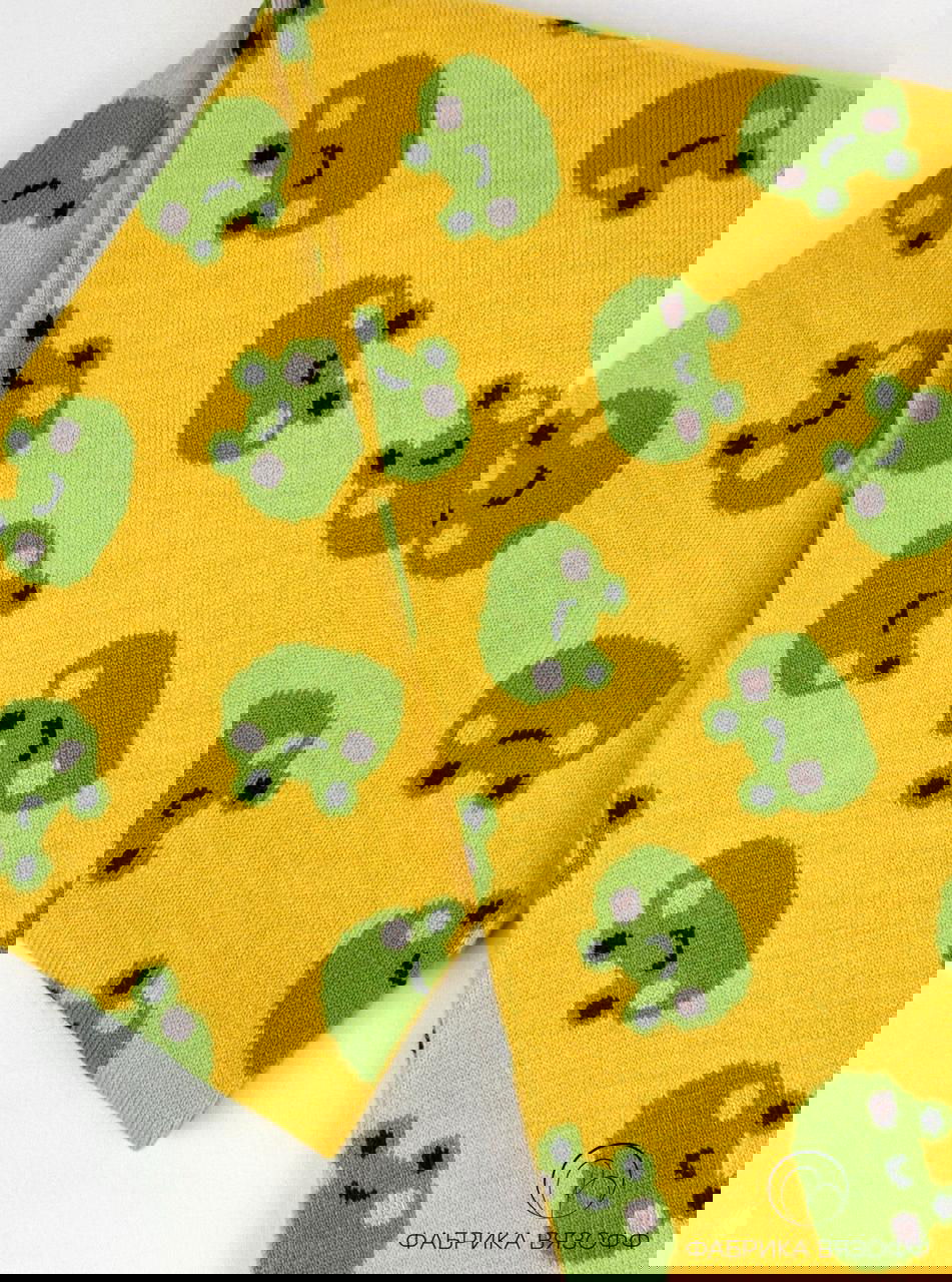 Детальный вид бахромы на синем шарфе и фрагмент жаккардового узора, демонстрация качества кромки и нитей акрила.