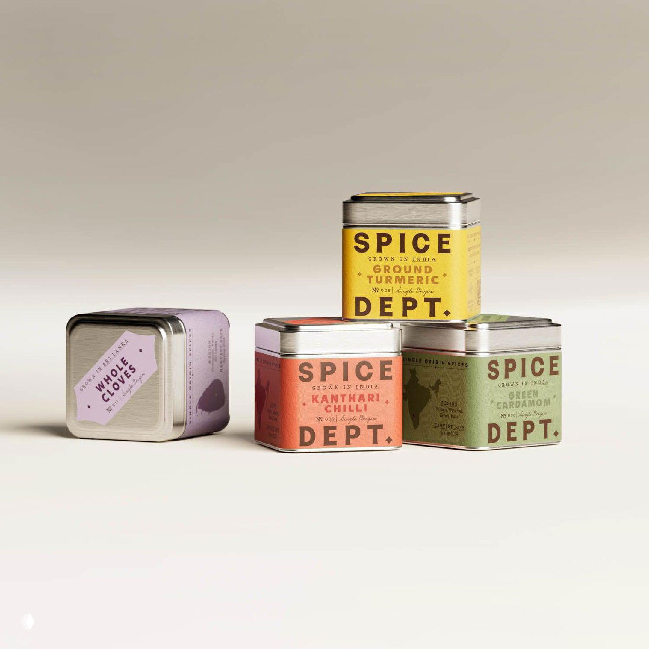 Несколько металлических коробочек Spice Dept на светлом фоне, одна баночка в центре выше остальных; пастельные оттенки и минималистичная стилистика.