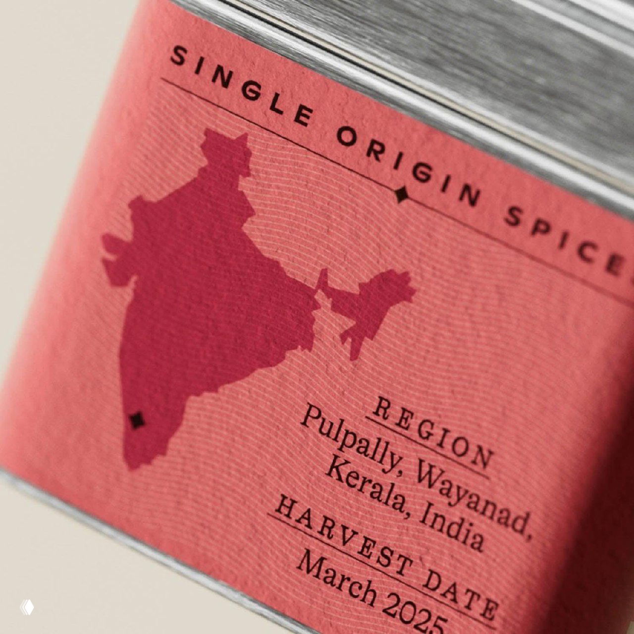 Крупный план красной этикетки на металлической коробочке Spice Dept с картой региона и информацией о месте происхождения специй.
