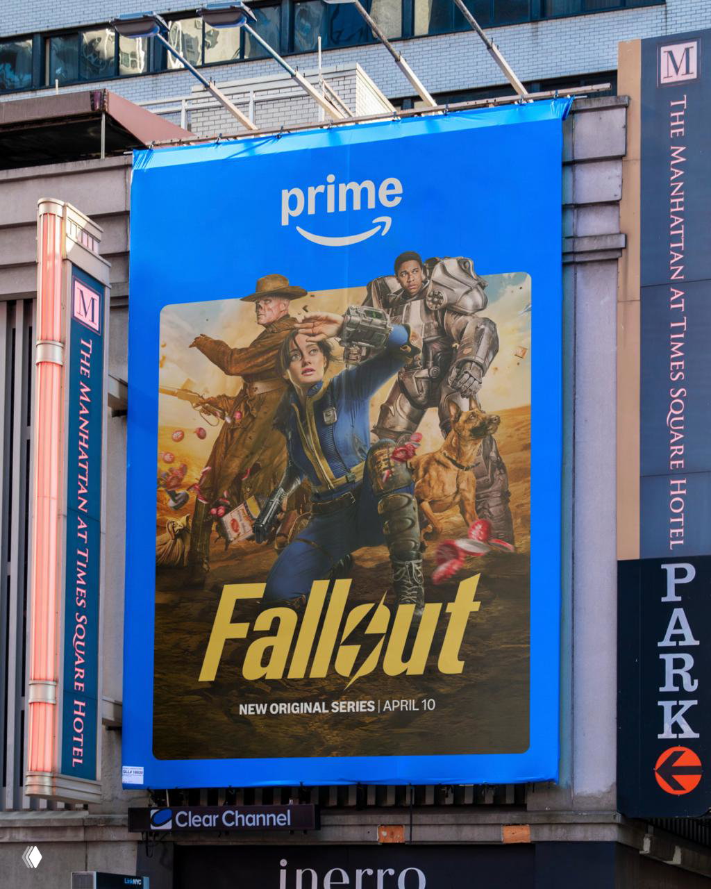 Большой уличный билборд Prime с постером сериала «Fallout» на синем фоне — пример применения визуальной айдентики Prime в наружной рекламе.