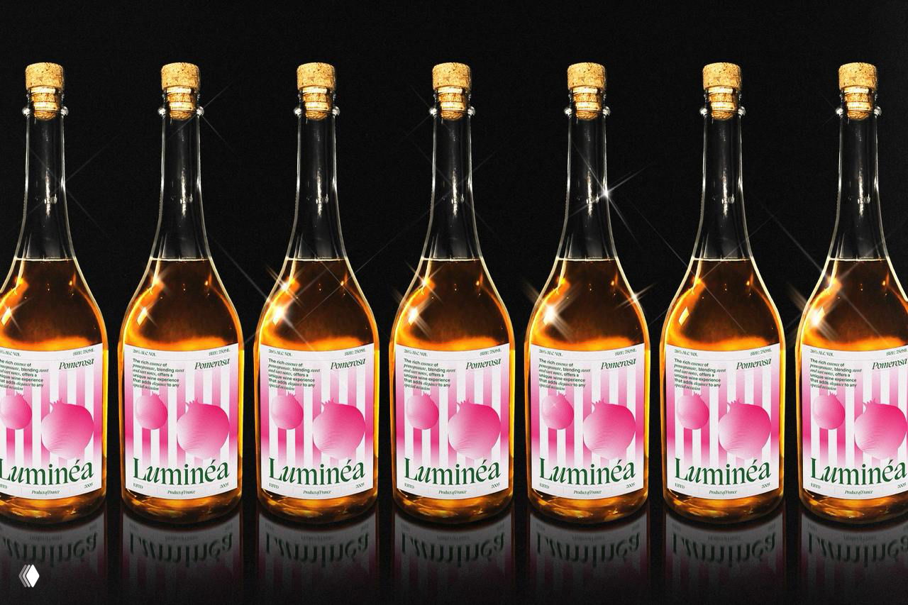 Ряд бутылок Luminea на чёрном фоне: повторяющиеся этикетки с розовыми градиентами и брутальной типографикой, заметны отражения и контрастная подача.