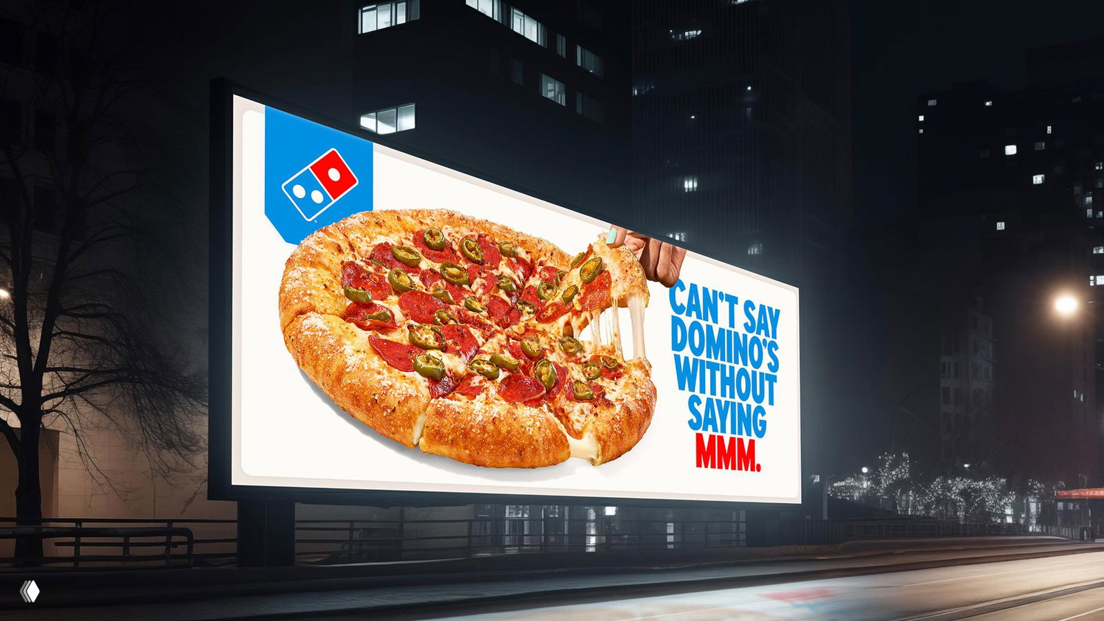 Ночной билборд с крупной фотографией пиццы и слоганом новой кампании Domino’s: яркая реклама демонстрирует обновлённый визуальный язык бренда.