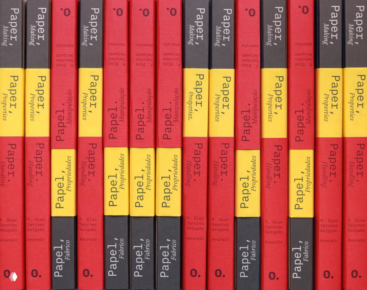 Ряд переплетенных томов с красными, желтыми и темными корешками, повторяющийся узор названий и визуальную систему серии изданий.