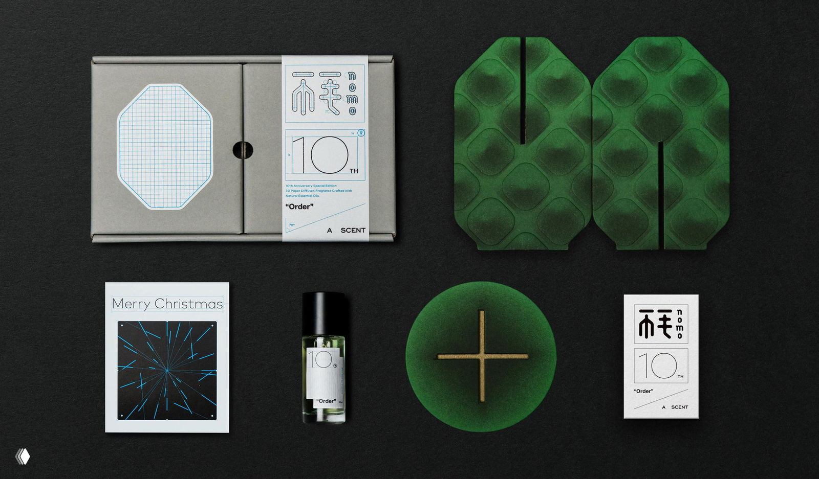 Плоская развёртка: коробка, флакон и декоративные элементы в тёмно‑зелёной палитре, аккуратная компоновка и бумажная графика.