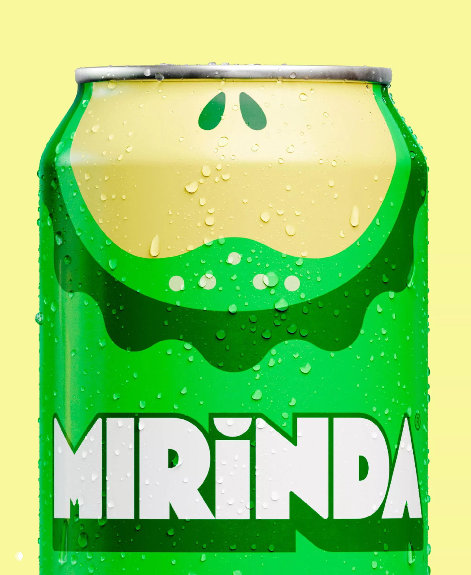 Крупный план зелёной банки Mirinda с каплями воды на жёлтом фоне, детальный вид текстуры лака, контрастная графика и часть обновлённого логотипа.