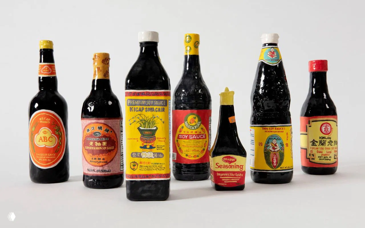 Ряд керамических бутылок с соусами и приправами разных брендов, аккуратно выстроенные на светлом фоне — художественная реплика упаковки.