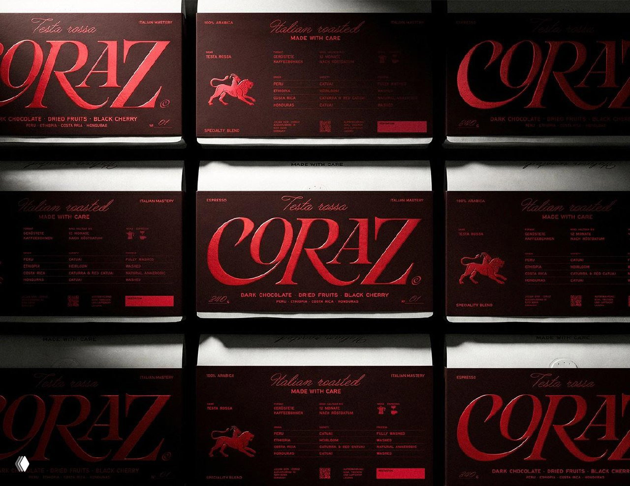 Крупный план упаковок кофе Coraz: тёмно‑бордовая обёртка с красным каллиграфическим логотипом, тиснением и гербом‑львом.