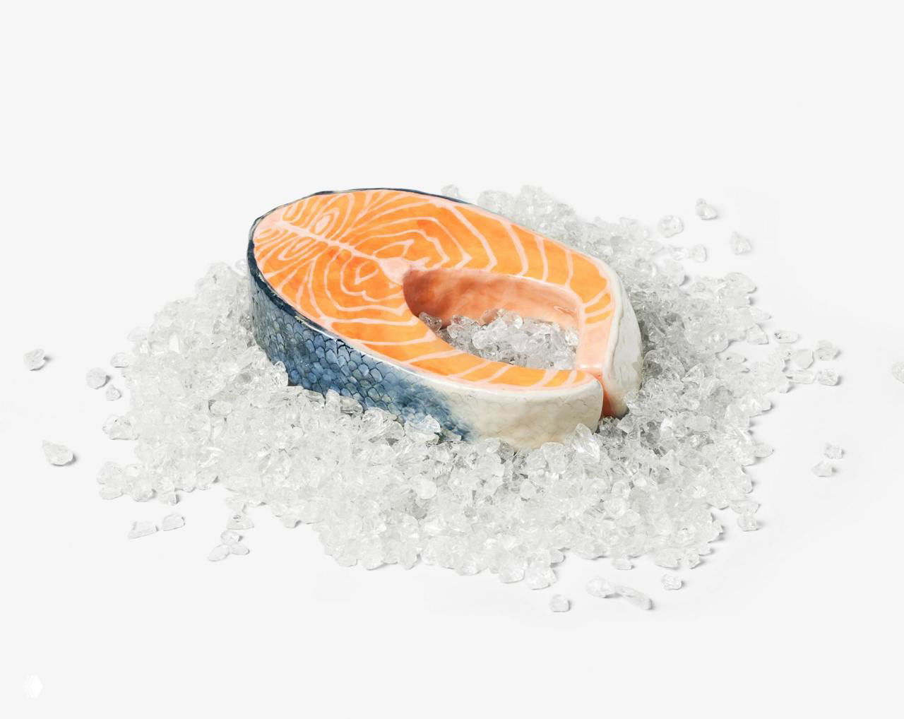 Керамическая имитация куска лосося, размещённого на 'льду' из стеклянных кристаллов — сочетание реалистичной росписи и текстурной скульптуры.